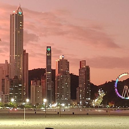 Pé na areia, quadra mar. Perto de tudo em Balneário Camboriú! Exterior foto