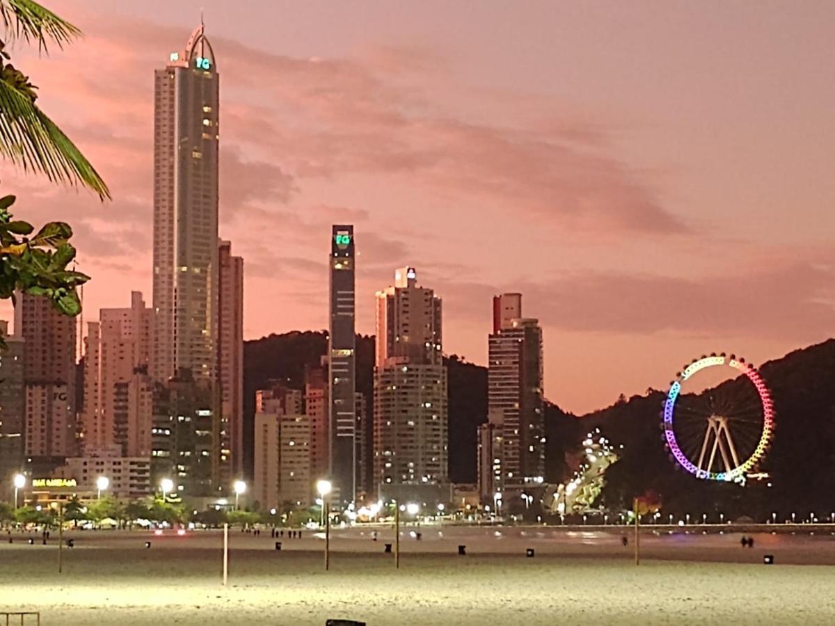 Pé na areia, quadra mar. Perto de tudo em Balneário Camboriú! Exterior foto